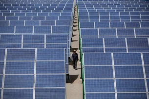 China domina a construção de energia solar e eólica