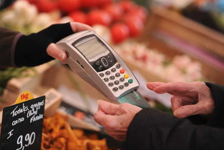 CRÉDITO: Projeto do Senado quer estabelecer teto para juros de cartão / Getty Images