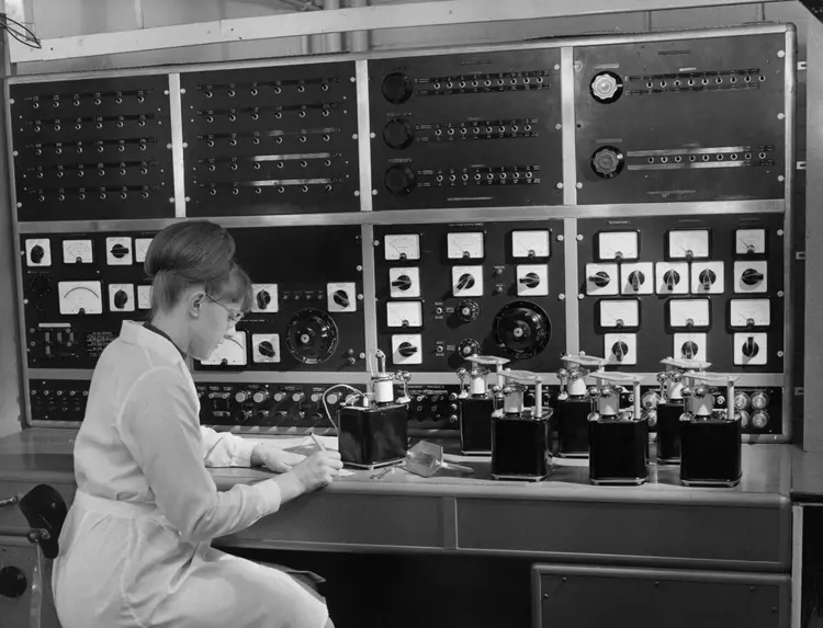 1967: Na Gardner Transformers, uma das maiores fábricas de componentes eletrônicos do Reino Unido, pesquisadora testa radares / Fox Photos/Getty Images