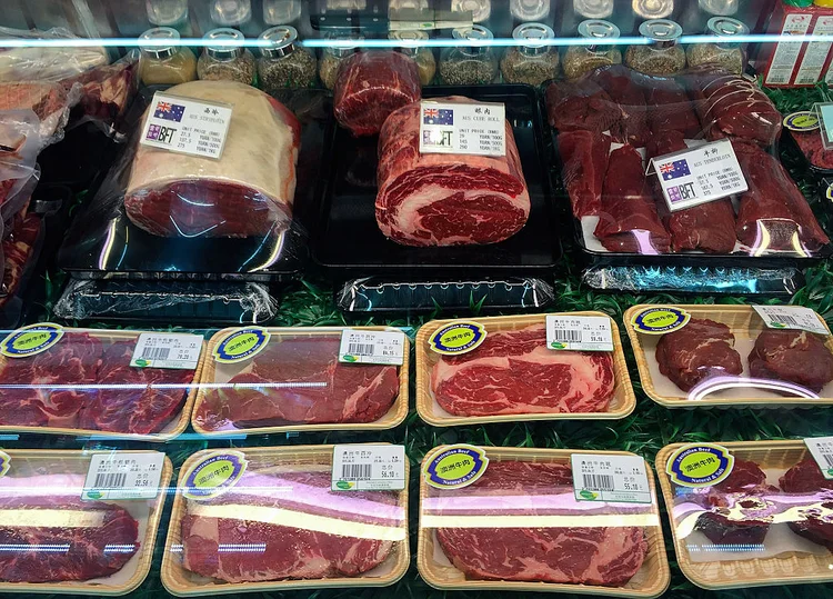 PEQUIM: carne australiana à venda em supermercado na China; em 2015, os dois países assinaram um acordo de livre-comércio / Lintao Zhang/Getty Images