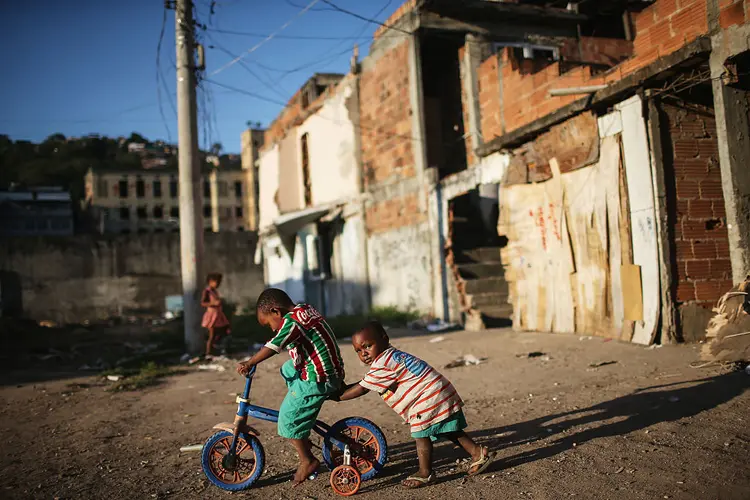 Pobreza no Brasil: atualmente, aproximadamente 2 milhões de crianças vivem em famílias que recebem dois ou mais benefícios para crianças (Mario Tama/Getty Images)