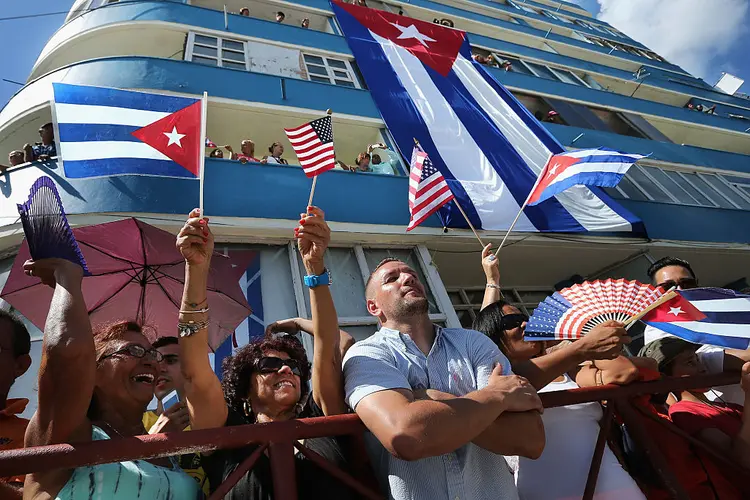 HAVANA: cubanos na frente da embaixada americana em Cuba, reaberta por Obama / Chip Somodevilla/ Getty Images