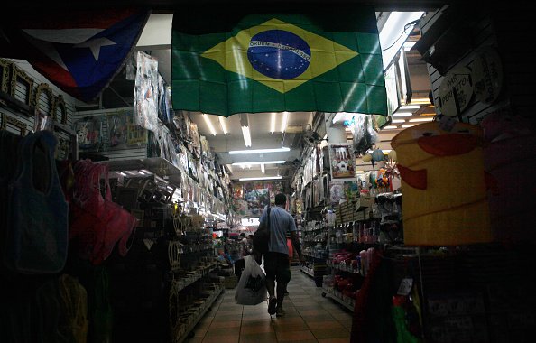 Bolsa: 64.354; Dólar cai com Trump&