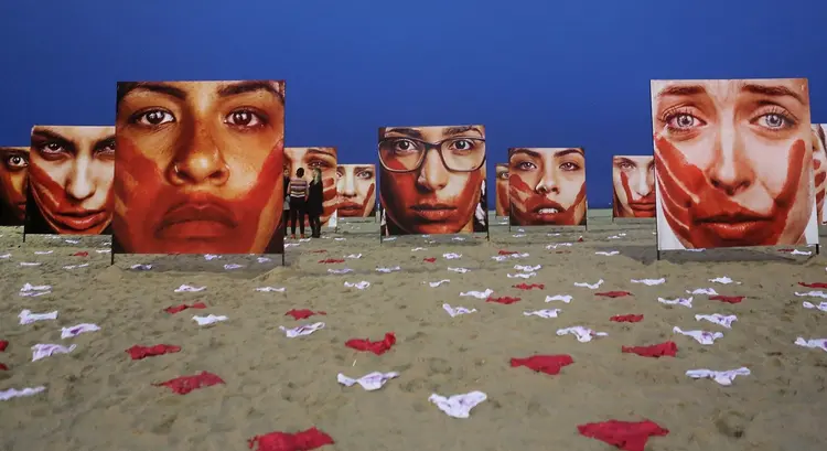 PROTESTO: Movimento feminista faz ato em defesa das mulheres em praia do Rio de Janeiro / Mario Tama/Getty Images (Mario Tama/Getty Images)