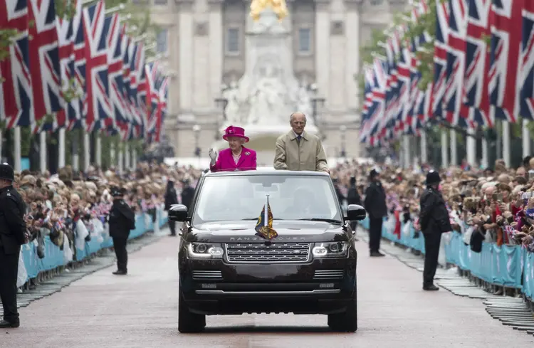 GOD SAVE THE QUEEN: Multidão vai às ruas para celebrar o 90º aniversário da rainha Elizabeth II, no último domingo / WPA Pool / Getty Images