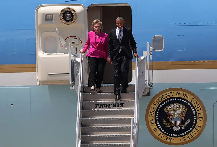 HILLARY E OBAMA: uso do Força Aérea Um para evento oficial de campanha na Carolina do Norte / Justin Sullivan/ Getty Images