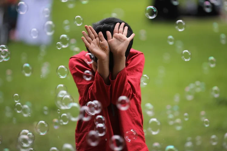 REINO UNIDO: Criança muçulmana brinca em parque da cidade de Birmingham / Christopher Furlong / Reuters