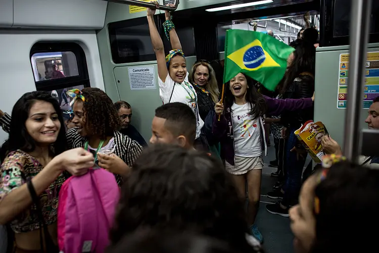 RIO DE JANEIRO: Estudantes de escola na favela do Cantagalo vão de metrô a partida de rugby, nas Olimpíadas / Chris McGrath/Getty Images