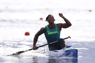 Isaquias Queiróz conquista a medalha de prata na canoagem de velocidade