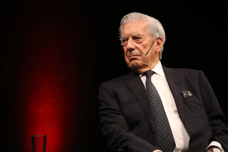 MARIO VARGAS LLOSA: escritor peruano vai abrir a Feira Internacional do Livro de Guadalajara, neste sábado / Ralf Juergens/Getty Images (Ralf Juergens/Getty Images)