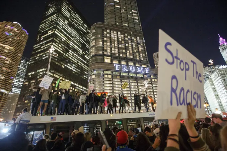 &#8220;LOVE TRUMPS HATE&#8221;: Eleitores protestam contra a eleição de Donald Trump e pedem fim do racismo; &#8220;amor supera o ódio&#8221; foi o principal lema das manifestações / John Gress/Getty Images