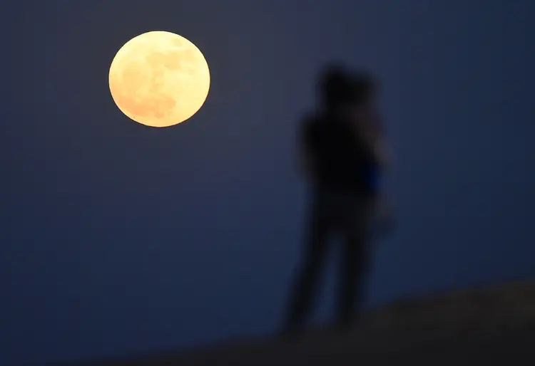 Superlua: Fenômeno ocorre quando a Lua está cheia e, ao mesmo tempo, em seu perige (Tom Dulat/Getty Images)