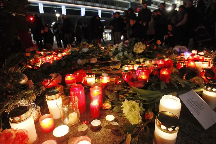 BERLIM: População leva flores e velas à praça onde ocorreu atentado, na Alemanha  / Michele Tantussi/Getty Images