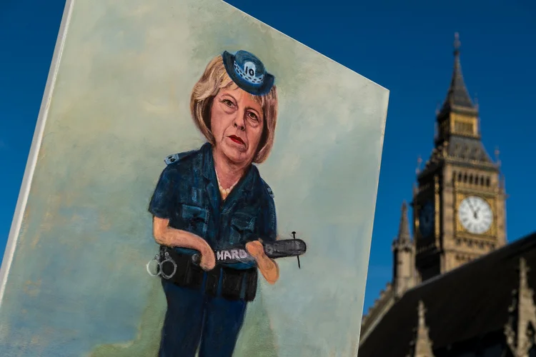 THERESA MAY: em pintura da artista Kaya Mar, primeira-ministra é retratada como policial durona, por sua severidade em relação ao Brexit / Chris J Ratcliffe/Getty Images