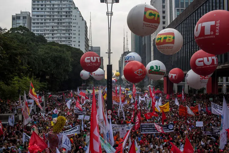 SÃO PAULO: Trabalhadores protestam contra a reforma da previdência na Avenida Paulista, em 15 de março  / Victor Moriyama / Stringer / Getty Images