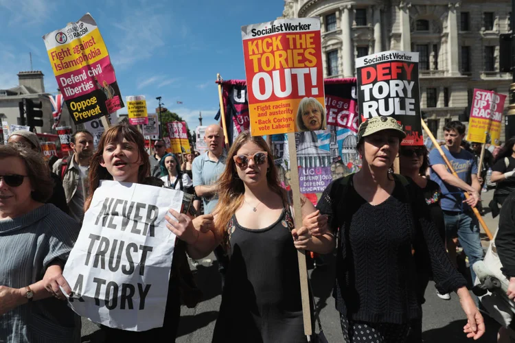 LONDRES: Manifestantes de esquerda criticam aliança entre conservadores e unionistas, que têm votado contra liberdades civis / Jack Taylor/Getty Images