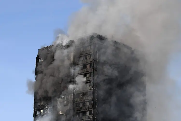 Incêndio: o fogo começou às 0h15 (horário local, 21h15 de terça-feira em Brasília) na torre Grenfell, entre o bairro de Kensington e Notting Hill (Carl Court/Getty Images)