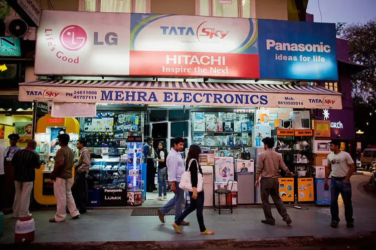 NOVA DÉLI: loja de eletrônicos no mercado Khan, tradicional ponto de compras na capital indiana / Daniel Berehulak/ Getty Images