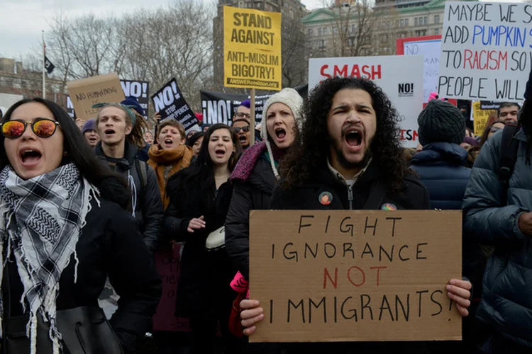 PROTESTO CONTRA TRUMP: vocês querem uma sociedade que seja mais gentil com os desfavorecidos, que conforte os prejudicados e prejudique os confortáveis, e não o contrário / Stephanie Keith/ Reuters