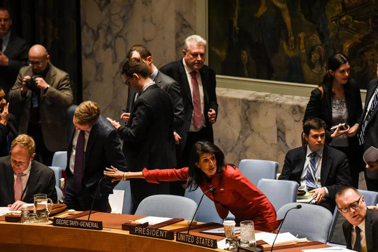 NIKKI HALEY, EMBAIXADORA DOS EUA NA ONU: &#8220;estamos preparados para fazer mais&#8221; / Stephanie Keith/ Reuters