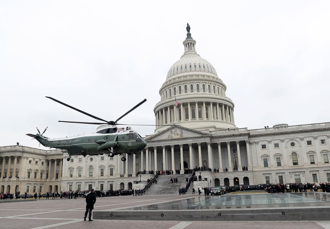 Helicóptero militar leva Barack Obama e Michelle Obama logo após a posse de Donald Trump (Rob Carr/ Getty Images)