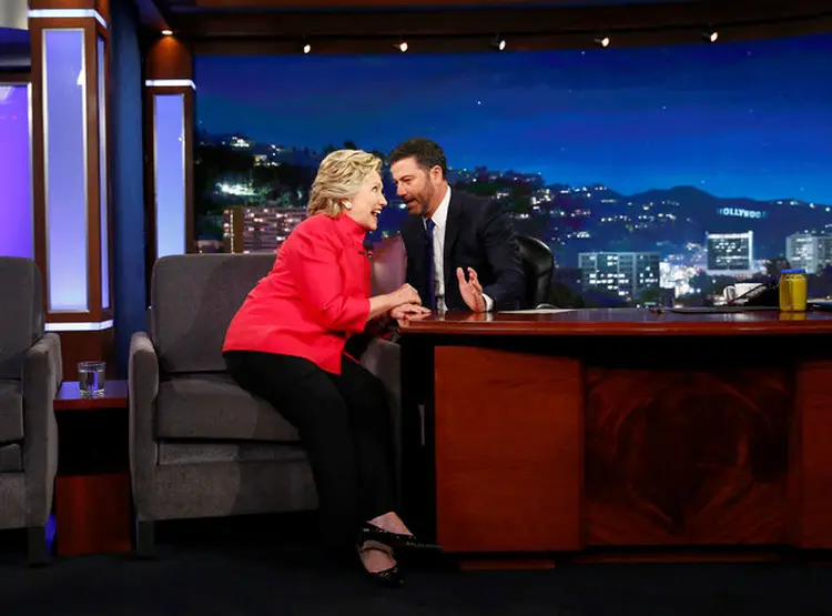 HILLARY GRAVA COM JIMMY KIMMEL: mais da metade de seus encontros foi com doadores de sua fundação  / Aaron P. Bernstein/ Reuters