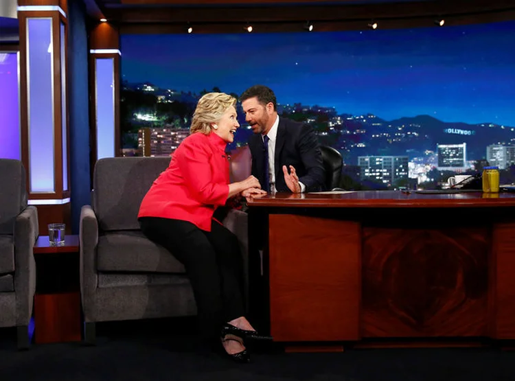 HILLARY GRAVA COM JIMMY KIMMEL: mais da metade de seus encontros foi com doadores de sua fundação  / Aaron P. Bernstein/ Reuters