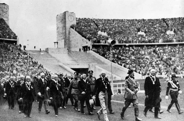 HITLER NOS JOGOS DE BERLIM, 1936: Alemanha Nazista não mediu esforços para mostrar seu poderio militar e explicitar ao mundo sua política racista / Mrs E. E. Williams/Keystone/Getty Images (Mrs E. E. Williams/Keystone/Getty Images)