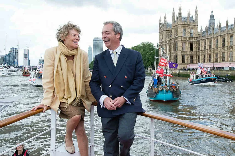 KATE HOEY E NIGEL FARAGE: a postura pró-Brexit pode custar a reeleição da parlamentar  / Jeff Spicer/Getty Images