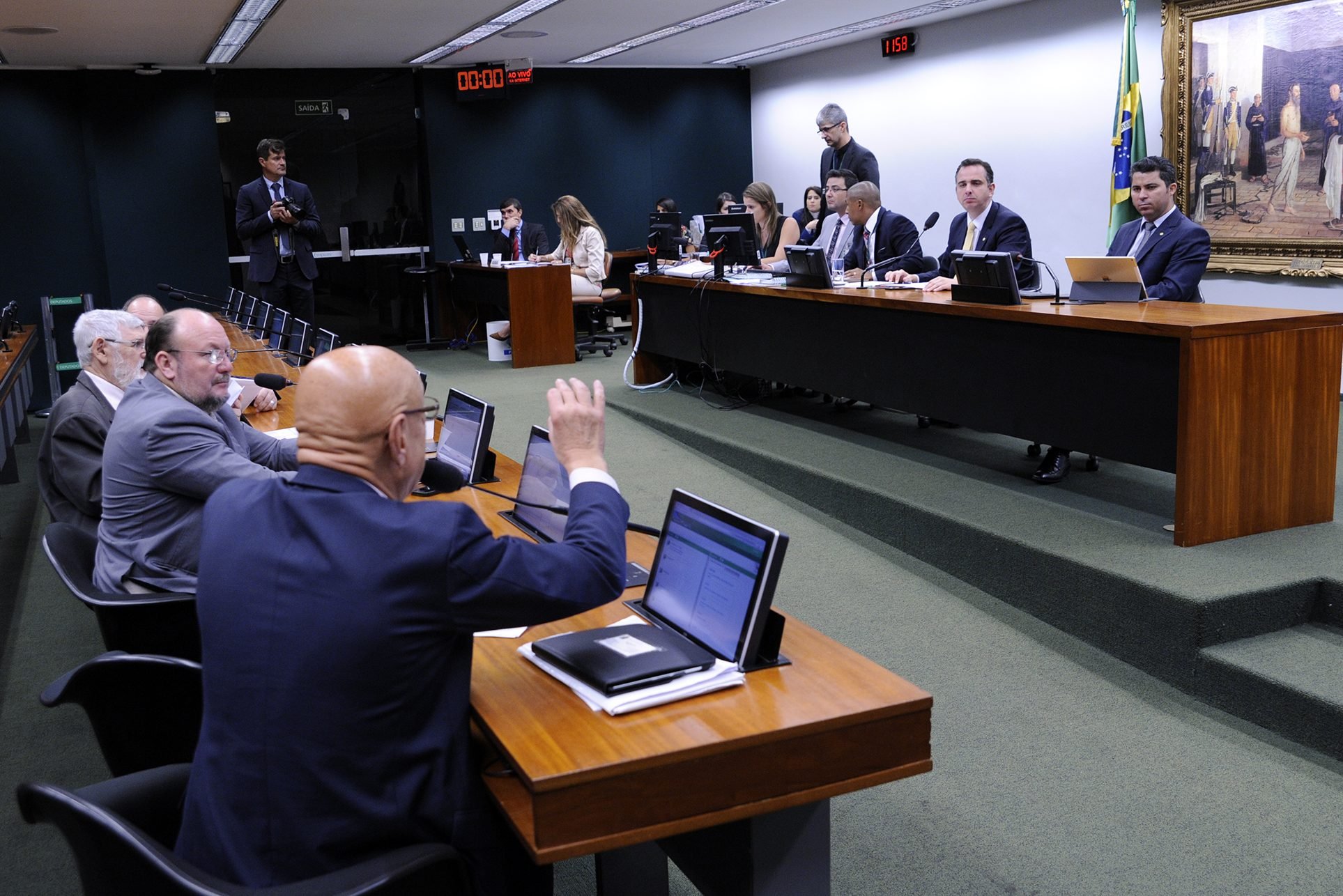 Relator lê parecer da PEC das Diretas, mas votação é adiada