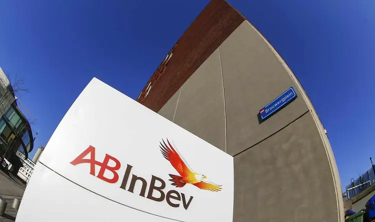 Logo da AB InBev na sede da companhia (Yves Herman/Reuters)