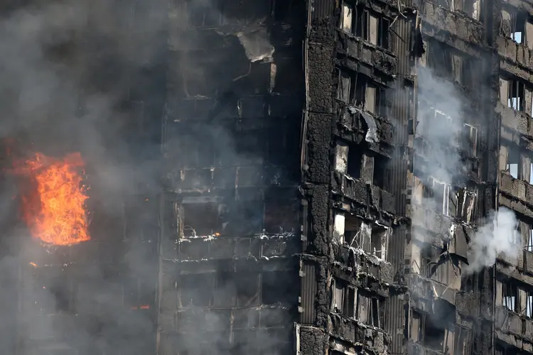 Incêndio em Londres: a tragédia no edifício despertou revolta contra cortes do governo no financiamento (Neil Hall/Reuters)