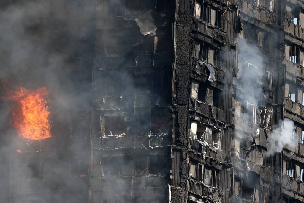 Após incêndio em Londres, 600 prédios precisam ser verificados