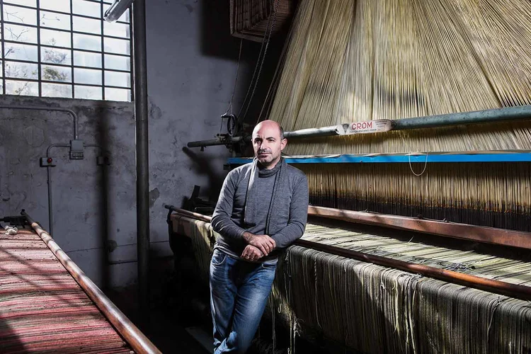 SALVO PELA INTERNET: Emilio Salvatore Leo, herdeiro de um lanifício em Soveria Mannelli, viu os negócios renascerem após passar a vender seus produtos online / Gianni Cipriano/ The New York Times