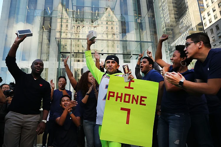 LANÇAMENTO DO IPHONE 7: consumidores ainda fazem fila para comprar o produto, mas empresa sofre pressão para inovar / Spencer Platt/Getty Images