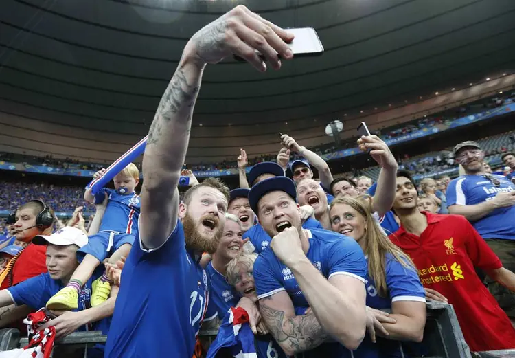 ARON GUNNARSSON E A TORCIDA DA ISLÂNDIA: capitão da seleção comemora com a torcida a classificação para as quartas de final da Eurocopa / Darren Staples/ Reuters