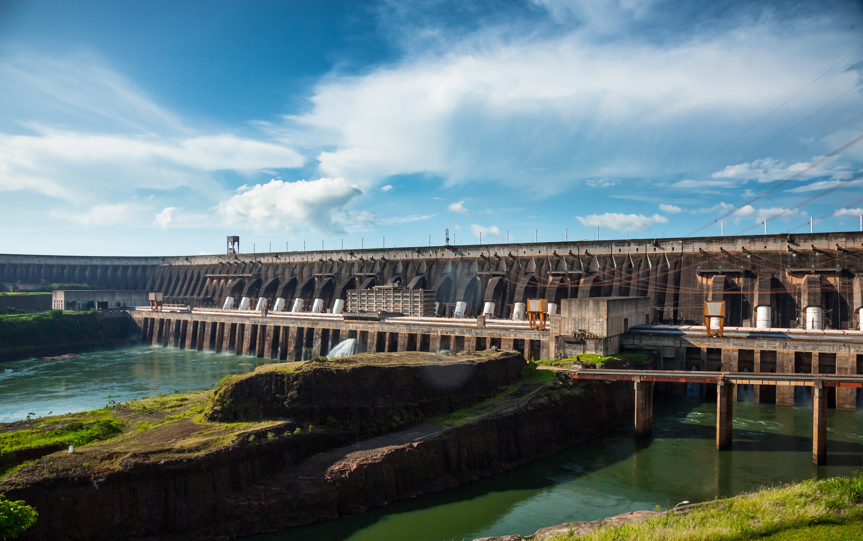 Em bandeira vermelha, Itaipu abre comportas por excesso de chuvas