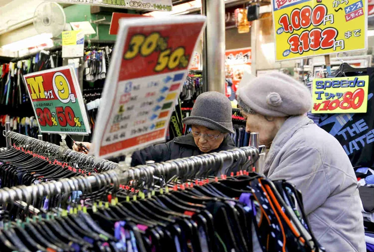 CONSUMIDORES JAPONESAS: o pacote de estímulo do primeiro ministro Shinzo Abe de 265 bi será analisado esta semana / Yuya Shino/ Reuters