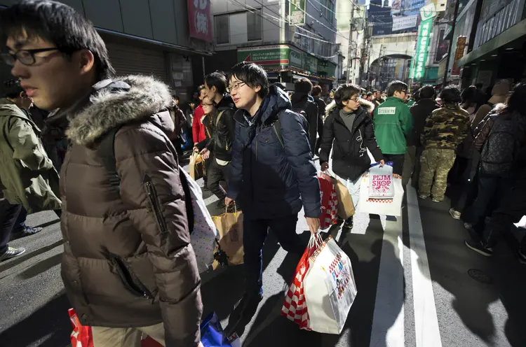 CONSUMIDORES JAPONESES: pressão para que o primeiro ministro Shinzo Abe apresente novas políticas para destravar a economia  / Tomohiro Ohsumi / Stringer / Getty Images (Tomohiro Ohsumi/Reuters)