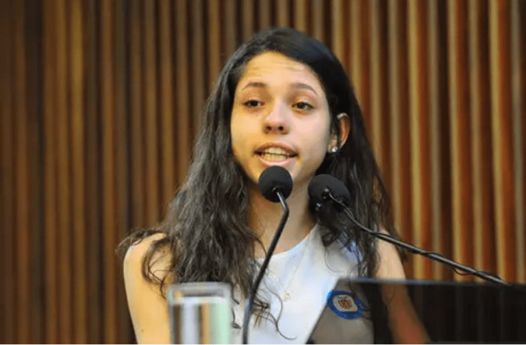 ANA JÚLIA: estudante secundarista falou na Assembleia Legislativa do Paraná em defesa das ocupações escolares / ALEP