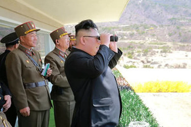 KIM JONG-UN OBSERVA EXERCÍCIOS MILITARES: Imagens de satélite sugerem que os norte-coreanos estão em preparativos para realizar seu sexto teste nuclear em uma década  / KCNA/ Reuters