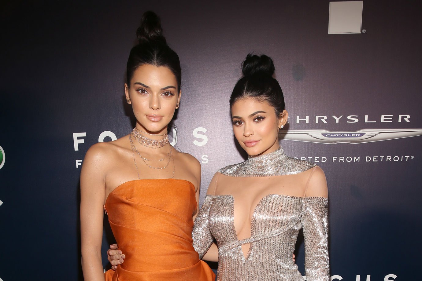 Após polêmica, camisetas da marca das irmã Jenner saem de linha