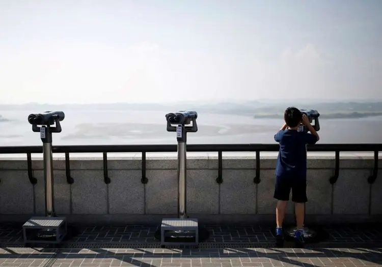 DECK DE OBSERVAÇÃO NA COREIA DO SUL: atração turística de onde se vê uma cidade que serve como propaganda do regime norte-coreano / Kim Hong-Ji/ Reuters (Kim Hong-Ji/Reuters)