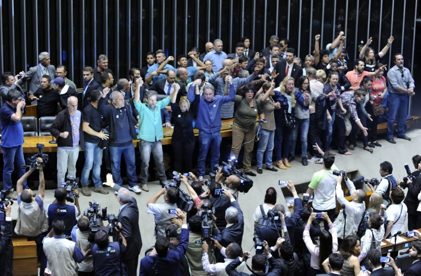 INVASÃO DA CÂMARA: a cena grotesca de serve para colocar em relevo o grotesco das invasões  / Lucio Bernardo Jr./ Câmara dos Deputados