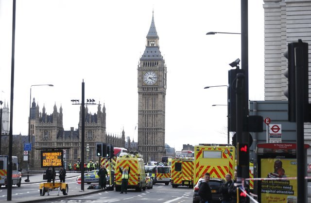 Terceirização aprovada; Londres sob ataque&