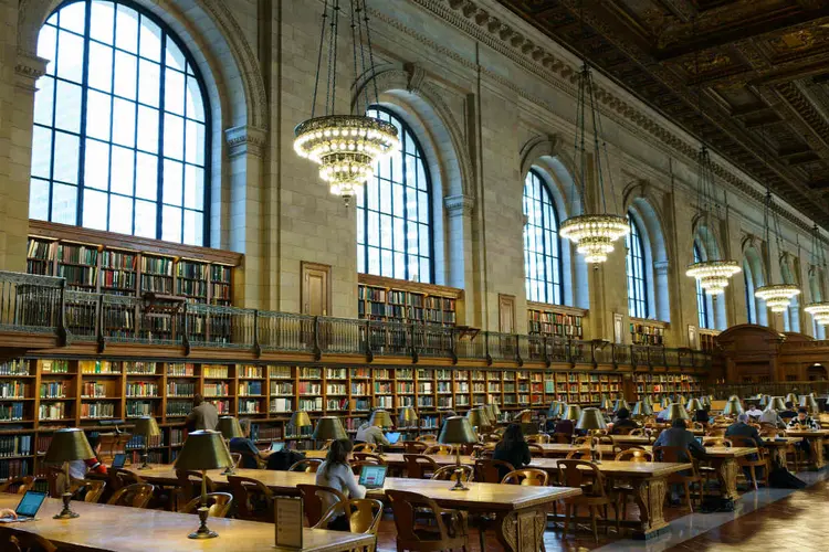 BIBLIOTECA PÚBLICA DE NOVA YORK: reconectar-se à poesia é redescobrir espaços da alma que raramente ousamos explorar / Drew Angerer/ Getty Images