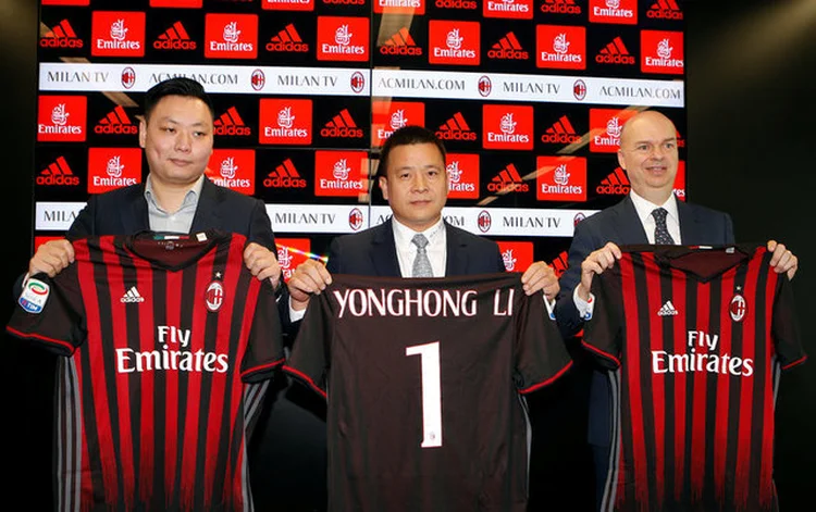 LI YONGHONG, AO CENTRO: o novo dono do Milan tem um histórico pra lá de suspeito / Alessandro Garofalo/ Reuters