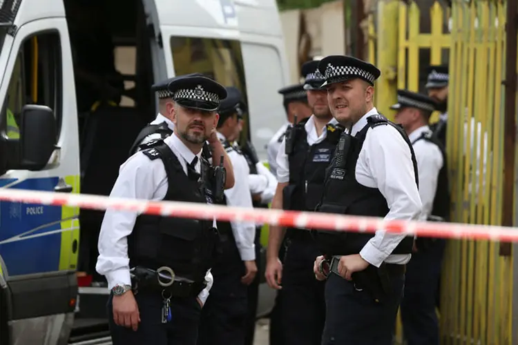 Medidas de segurança adicionais foram postas em prática, incluindo em diversas pontes no centro de Londres (Neill Hall/Reuters)