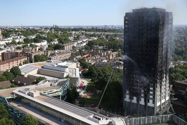 Londres: o revestimento do edifícil não atendia os testes adequados de segurança (Neil Hall/Reuters)