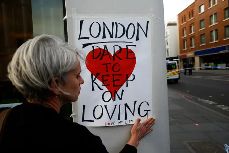 Homenagem a vítimas de ataque em Londres (Peter Nicholls/Reuters)